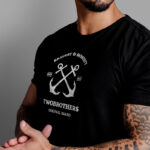 T-Shirt para Homem em Algodão Premium Regular Fit - Twobrothers Nogales - Painel TB