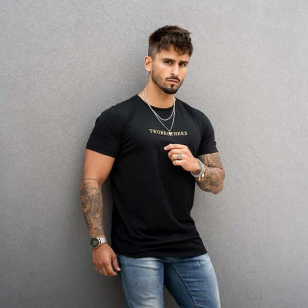 T-shirt preta para homem em algodão premium da marca Twobrothers - T-shirt com detalhes bordados em dourado - T-shirt Manila