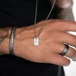 Colar em aço inoxidável para homem e mulher com chapa para gravação e personalização da letra inicial do nome, pela marca Twobrothers.