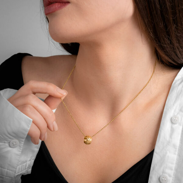 Colar Alyson Gold produzido em aço inoxidável 316L Dourado com pendente em forma de anel elegante dourado da marca Twobrothers.