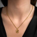 Colar Magnólia Gold para mulher em aço inoxidável dourado da marca Twobrothers, com pendente elegante e repleto de detalhe.