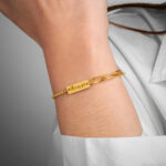 Pulseira Lucky Girl Gold para mulher em aço inoxidável dourado com chapa dourada para rapariga sortuda da marca portuguesa Twobrothers.